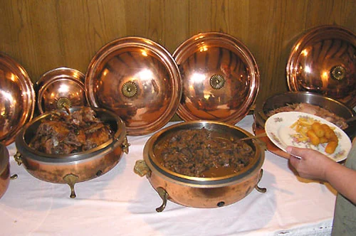 Warme Speisen in Kupferschalen