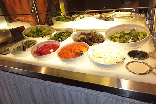 Buffet mit frischen Salaten
