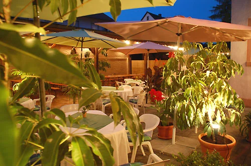 Biergarten mit Pflanzen und Schirmen