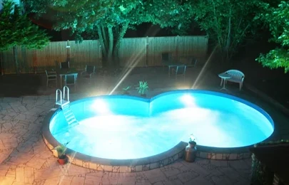Beleuchteter Pool bei Nacht