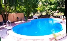 Sommerpool mit Liegen