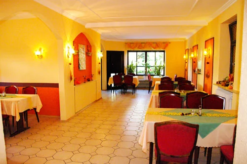 Heller Gastraum der Pension