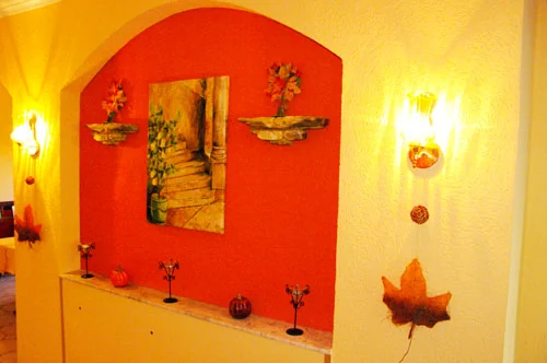 Dekorierte Wand im Restaurant