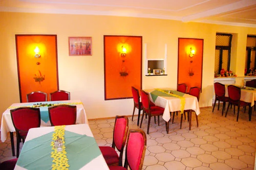 Restaurant mit roten Stühlen und orangen Wänden