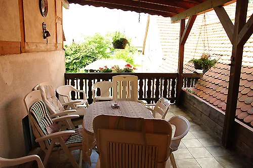 Überdachter Balkon mit Sitzgruppe