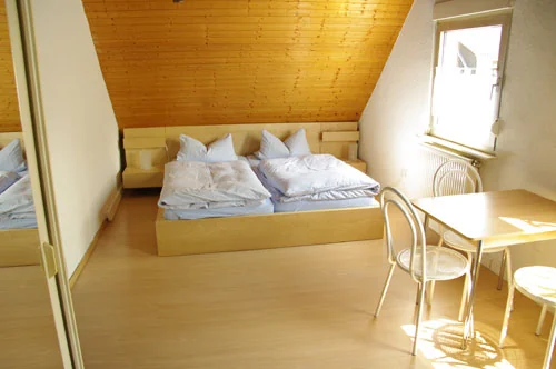 Helles Zimmer mit Holzdecke