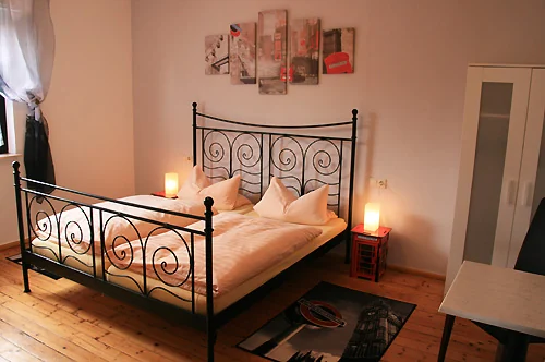 Doppelzimmer mit schmiedeeisernem Bett