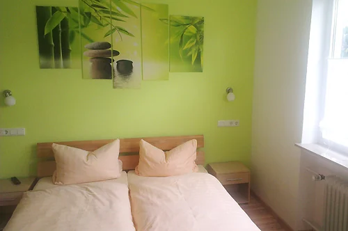 Doppelzimmer mit grüner Wand