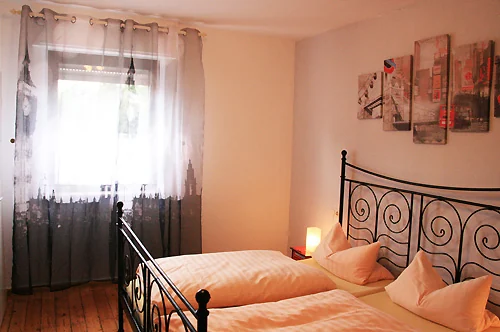 Doppelzimmer mit Metallbett