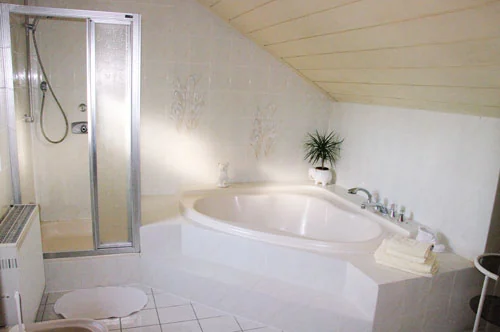 Bad mit Eckbadewanne